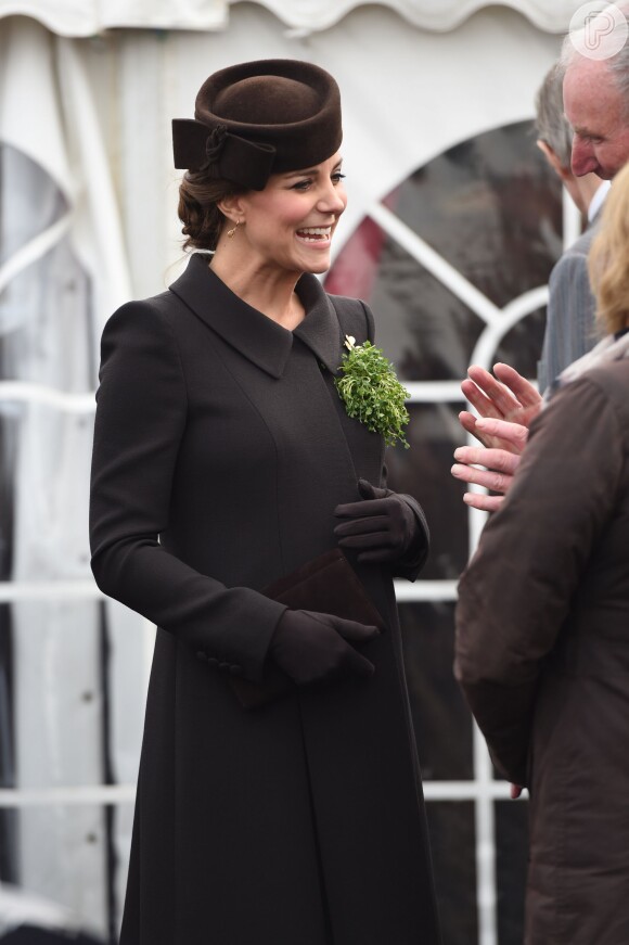 Kate Middleton esteve em Mons Barracks, Aldershot, na Inglaterra, onde visitou a guarda irlandesa durante os festejos do Saint Patrick's Day