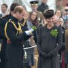 Kate Middleton e o príncipe William cumprimentaram crianças e soldados da guarda e distribuiram trevos