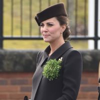 Kate Middleton exibe barriga de oito meses de gravidez em evento na Inglaterra