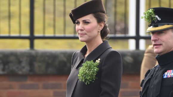 Kate Middleton exibe barriga de oito meses de gravidez em evento na Inglaterra