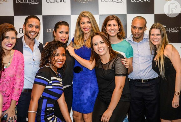 Grazi Massafera posa com fãs em evento organizado pela L'Oréal