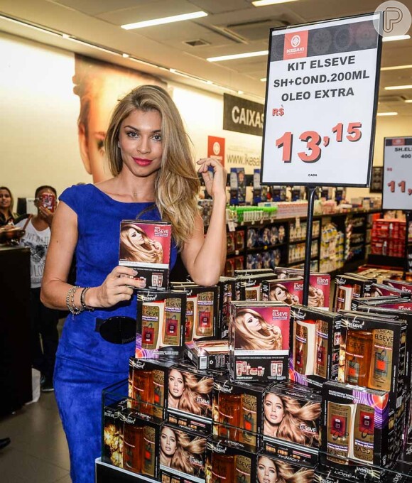 A atriz Grazi Massafera participa de ação da L'Oréal em São Paulo com fãs