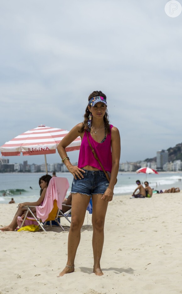 Regina (Camila Pitanga) vê um acidente na praia e vai à delegacia prestar depoimento, na novela 'Babilônia'