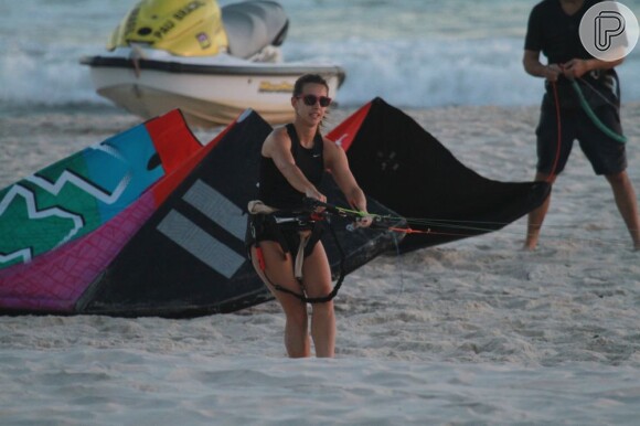A jornalista pratica kitesurf