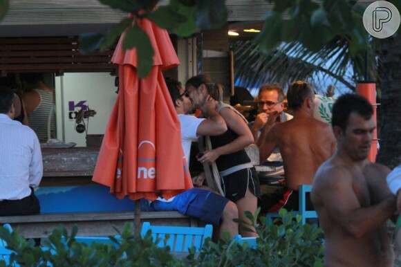 Thiago Rodrigues beija Cristiane Dias em praia do Rio (29/11/2012)