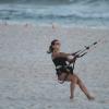 Cristiane Dias exibe boa forma ao praticar kitesurf