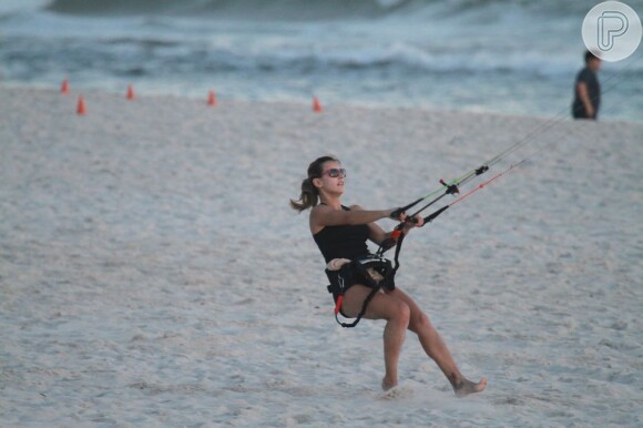 Cristiane Dias exibe boa forma ao praticar kitesurf