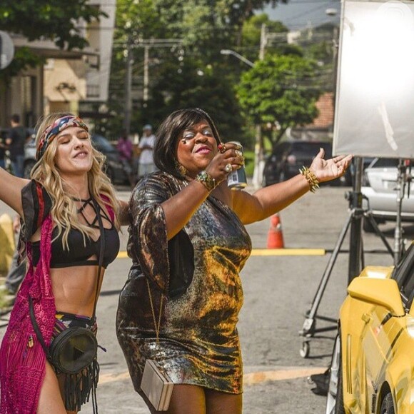 Fiorella Mattheis roda cenas do longa 'Vai Que Cola - O Filme' no subúrbio do Rio de Janeiro