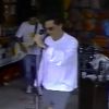 Wagner Moura canta e dança a música 'I Will Survive' em vídeo de 1995
