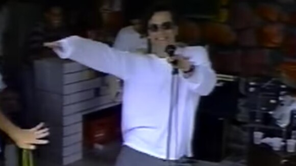Wagner Moura canta e dança 'I Will Survive' em vídeo de 20 anos atrás. Assista!
