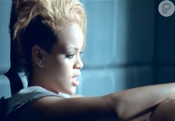 Rihanna bateu seu próprio recorde de mais clipes que ultrapassaram a marca de 100 milhões de vizualizações no Youtube, com 'Russian Roulette', lançado em 2009