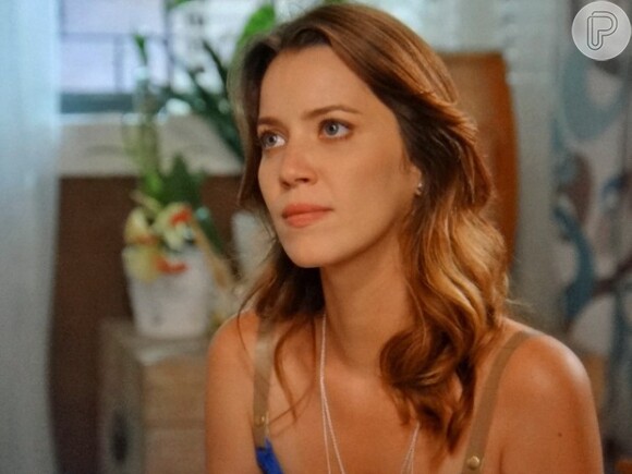 Laura (Nathalia Dill) está investigando a identidade de sua mãe e desconfia que ela possa ser Adriana (Totia Meireles), em 'Alto Astral'