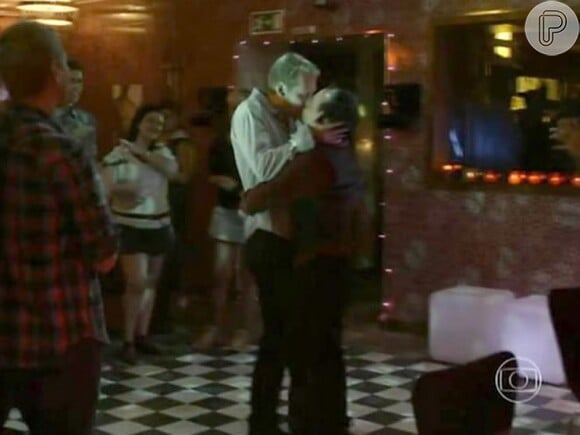 O beijo entre Fernando (Matheus Nachtergaele) e Roberto (Evandro Evandro Soldatelli) na série 'Doce de Mãe', de 2014, passou quase que despercebido pelo público