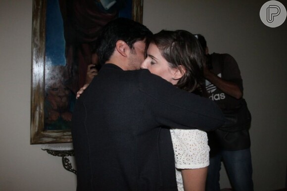 Deborah Secco beijou e abraçou Allyson Castro depois da missa