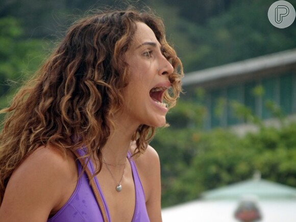 Regina (Camila Pitanga) vê quando o barco conduzido por Guto (Bruno Gissoni) atropela Evandro (Cássio Gabus Mendes), em 'Babilônia'