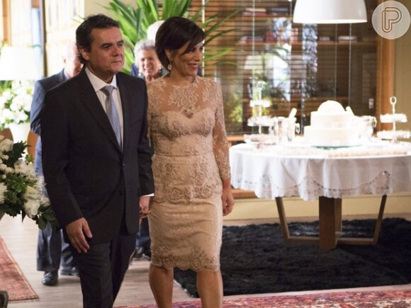 Evandro (Cássio Gabus Mendes) é casado com Beatriz (Gloria Pires), em 'Babilônia'