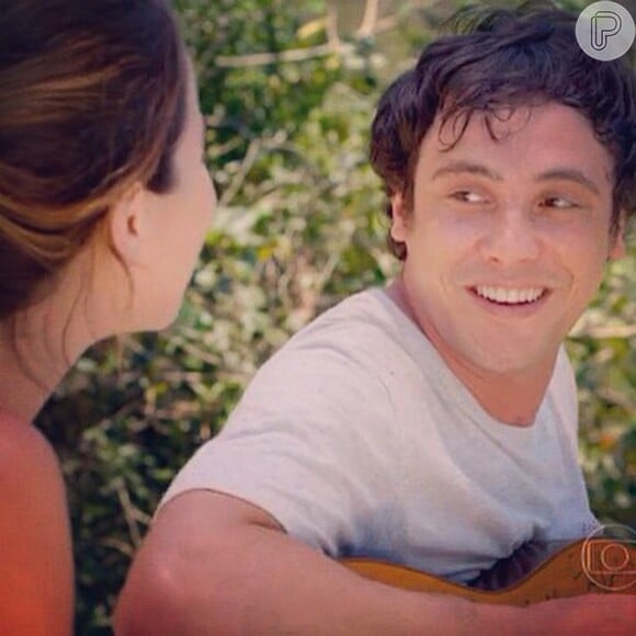 Em uma das cenas da novela, Caíque (Sergio Guizé) tocou a música 'Além' para Laura (Nathalia Dill)