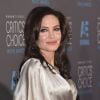Angelina Jolie se submete a cirurgia para retirada de trompas e ovário