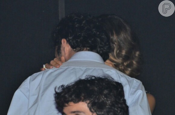 Bia Antony abraça o namorado em show