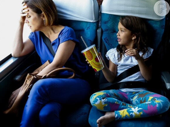Inês (Adriana Esteves) é perturbada pela menina durante a viagem e perde a paciência, em cena da novela 'Babilônia'