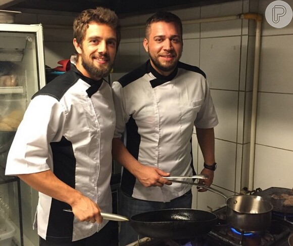 Rafael Cardoso gosta de cozinhar e, inclusive, preparou os pratos de seu casamento com Mariana Bridi