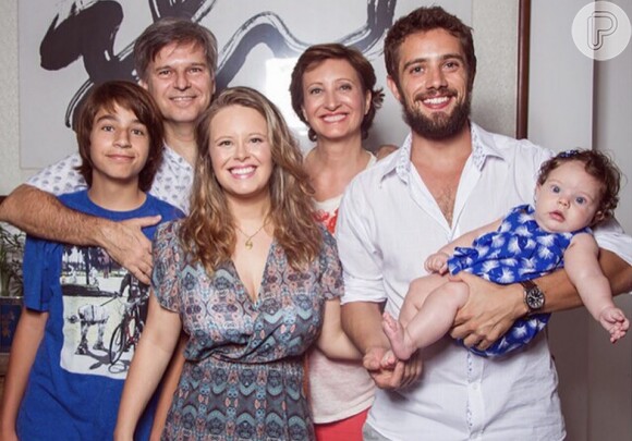 Rafael Cardoso com a filha, Aurora, e a família de sua mulher, Mariana Bridi