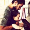 Rafael Cardoso já apareceu nas redes sociais tocando piano com a pequena Aurora