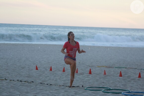A atriz Fernanda Vasconcellos espantou a preguiça e se dedicou ao treino funcional na praia