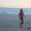 Fernanda Vasconcellos faz treino funcional na praia do Pepino, em São Conrado, no Rio