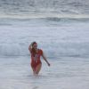 Após o treino funcional na areia, Fernanda Vasconcellos se refrescou no mar