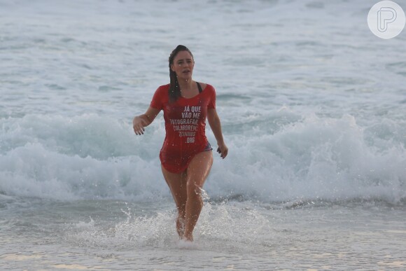 Fernanda Vasconcellos sensualizou ao deixar o mar com a camisa molhada após treino funcional na praia