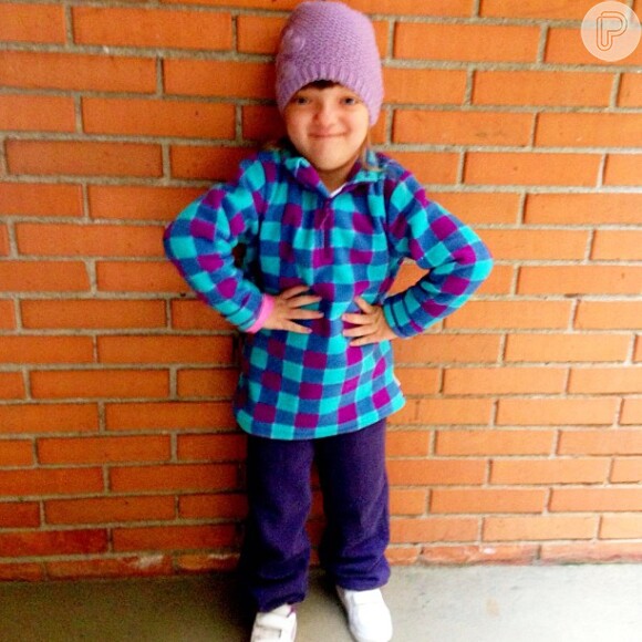 Rafa Justus faz pose de modelo usando roupa de frio, antes de ir para a escola, em 6 de abril de 2013