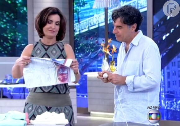 Fátima Bernardes mostrou a Paulo Betti uma toalhinha que levava para a escola: 'Minha mãe que me deu'