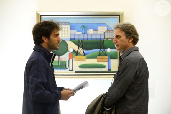 Fabinho (Humberto Carrão) segue Plínio (Henri Castelli) em uma exposição, forjando um encontro casual, em 'Sangue Bom'