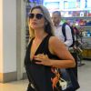 Flávia Alessandra embarcou no aeroporto Santos Dumont, no Rio de Janeiro, na tarde desta quinta-feira, 26 de março de 2015, exibindo sua bolsa Givenchy que custa em média R$ 2.900