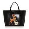 A bolsa Givenchy com a estampa do Bambi, usada por Flávia Alessandra, pode custar de R$ 2.000 e R$ 3.900