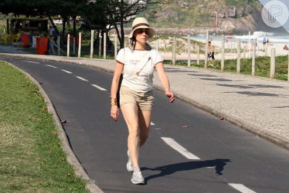 Aos 58 anos, Christiane Torloni mantém boa forma com caminhadas na orla do Rio de Janeiro