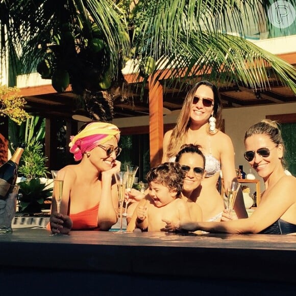 Juliana Paes completou 36 anos nesta quinta-feira (26) e postou foto tomando um champanhe com as amigas e ao lado do filho na piscina