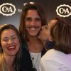 Romulo Neto ganha beijo de fã e posa para fotos em evento de moda, nesta quinta-feira, 26 de março de 2015