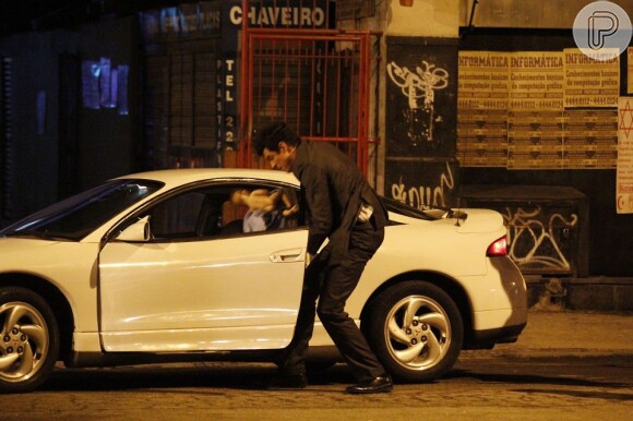 Félix (Mateus Solano) tira a criança do carro, decidido a se desfazer dela, em gravação de uma das cenas mais importantes de 'Amor à Vida'