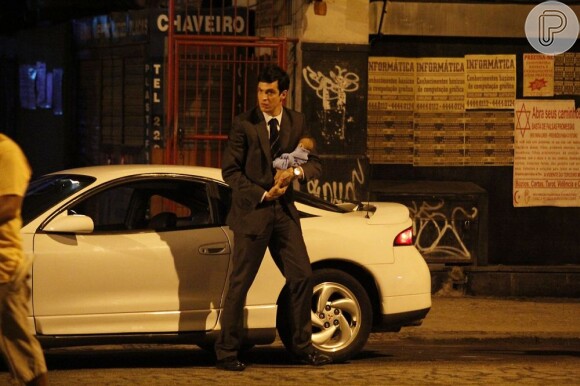 Mateus Solano grava a cena de 'Amor à Vida' em que Félix deixa a sobrinha, um bebê recém-nascido, em uma caçamba de lixo