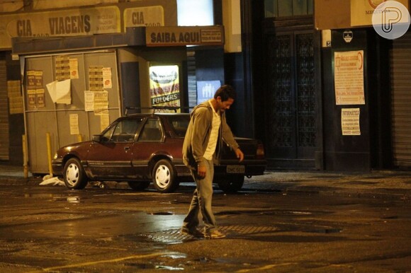 Chorando, Bruno (Malvino Salvador) caminha pela rua onde a filha de Paloma (Paolla Oliveira) foi abandonada, em gravação de 'Amor à Vida'