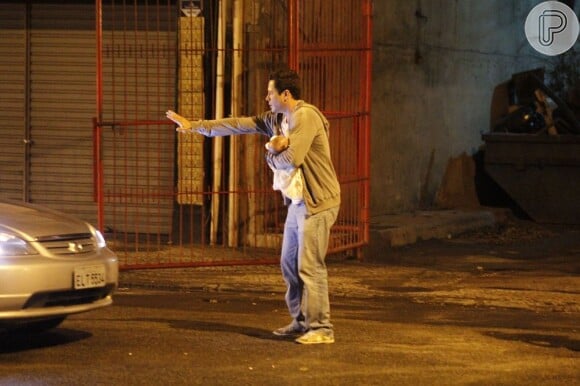 Desesperado, Bruno (Malvino Salvador) para um táxi, em 'Amor à Vida'