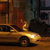 Bruno (Malvino Salvador) pede ajuda, mas um carro que passa pela rua não para, em 'Amor à Vida'