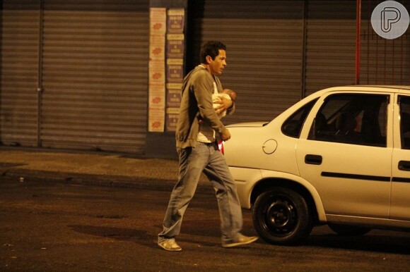 Malvino Salvador se prepara para entrar no táxi com o bebê, em gravação de 'Amor à Vida'