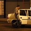Bruno (Malvino Salvador) entra no táxi com a criança que encontrou na caçamba, em cena de 'Amor à Vida'