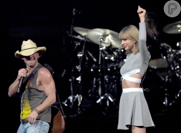 Na última quinta-feira, 26 de março de 2015, Taylor Swift cantou com Kenny Chesney em show na cidade de Nashville, nos Estados Unidos