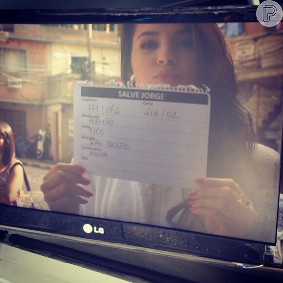 Bruna Marquezine publica foto segurando 'claquete' de papel em gravação de 'Salve Jorge', em 7 de maio de 2013