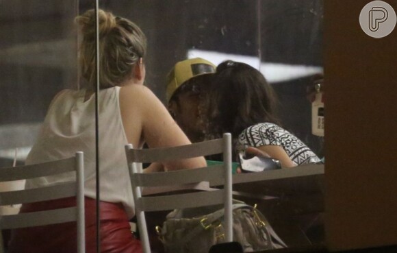 Bruna Marquezine é flagrada beijando Neymar em lanchonete do Rio