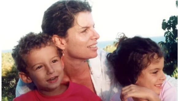 Débora Bloch e os filhos em foto de arquivo pessoal exibida no programa 'Estrelas' deste sábado, 28 de março de 2015